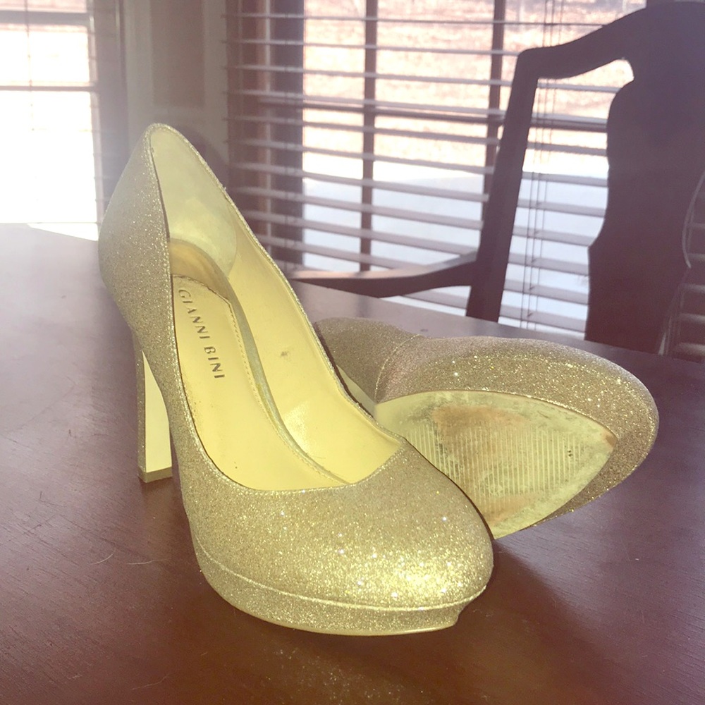 Gianni Bini Gold glitter platform pump